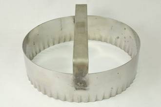 Fluted round dough cutter 127mm or 5" S/Steel with handle
